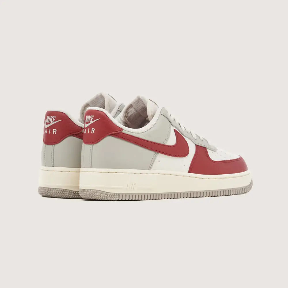 Tenis Nike Air Force 1 '07 LV8 Elevate Red Toe Gris HJ9094 012