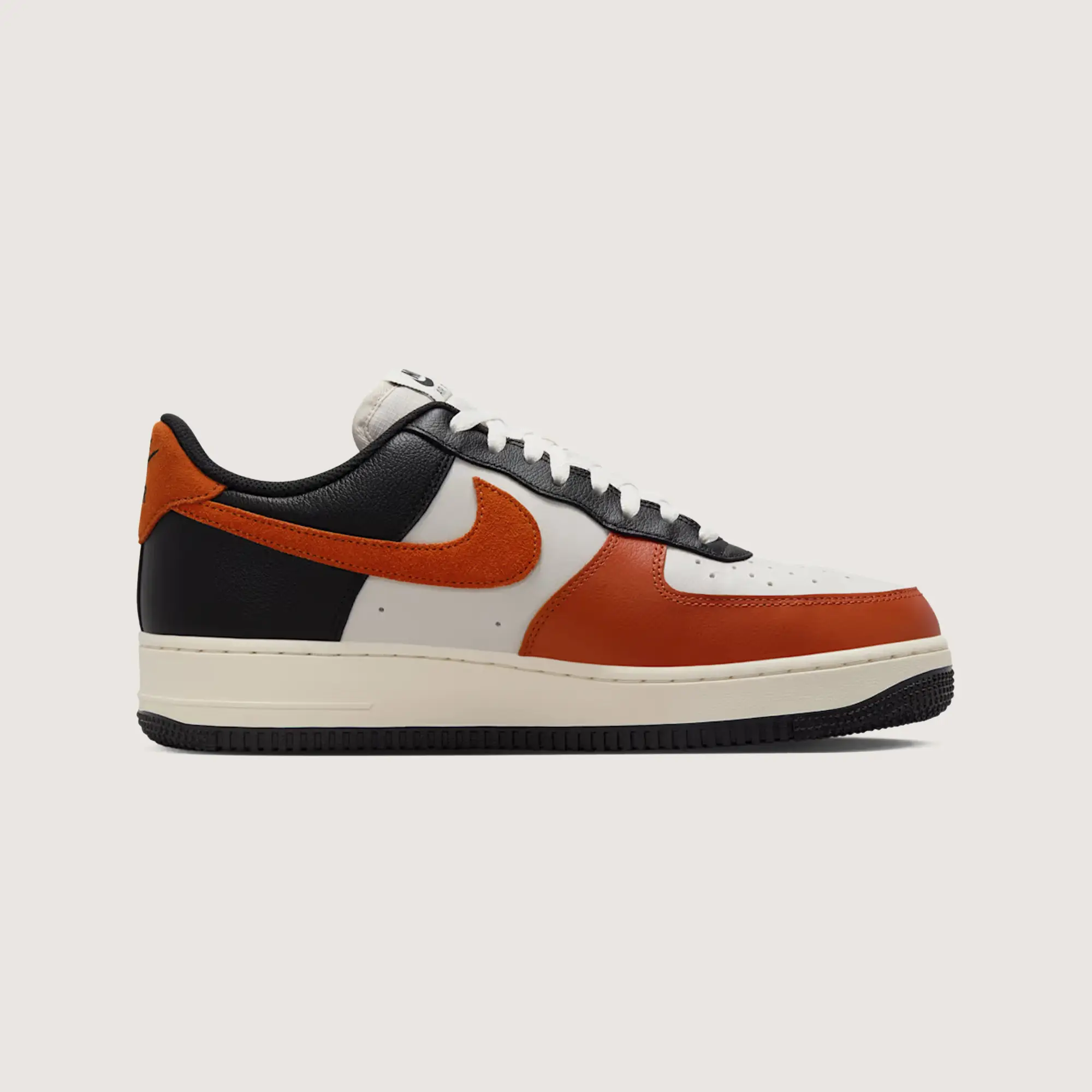 Tenis Nike Air Force 1 07 LV8 Vintage Coral Negro HQ4987 010